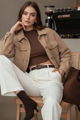 Chamarra corta de borreguillo con bolsillos