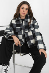 Chamarra corta de borreguillo estampado check