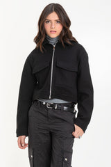 Chamarra corta fit recto con bolsillos cremallera