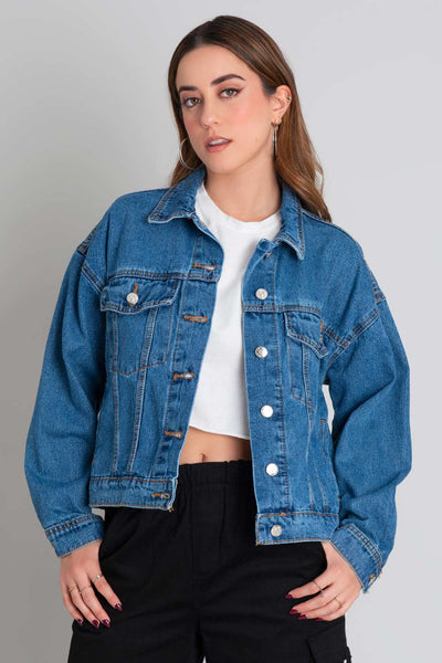 Chamarra de denim, fit ligeramente oversized, manga larga con puños abotonados, cuello clásico, bolsillos delanteros, frontales con cartera y botón en contraste. Cierre frontal con hilera de botones en contraste.