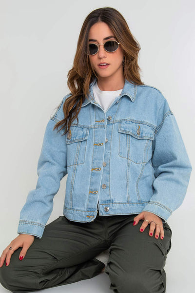 Chamarra de denim, fit ligeramente oversized, manga larga con puños abotonados, cuello clásico, bolsillos delanteros, frontales con cartera y botón en contraste. Cierre frontal con hilera de botones en contraste.