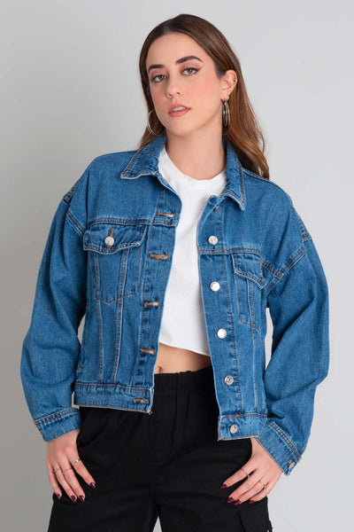 Chamarra de denim, fit ligeramente oversized, manga larga con puños abotonados, cuello clásico, bolsillos delanteros, frontales con cartera y botón en contraste. Cierre frontal con hilera de botones en contraste.