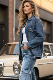 Chamarra de denim, fit oversized, manga larga con puño abotonado, cuello clásico, bolsillos delanteros, frontales con cartera y botón en contraste. Cierre frontal con hilera de botones en contraste. Detalle de trabilllas en pretina y rotos.