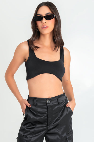 Crop top de fit ajustado, tirantes, escote cuadrado y bajo frontal curveado.