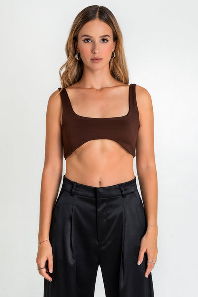 Crop top de fit ajustado, tirantes, escote cuadrado y bajo frontal curveado.