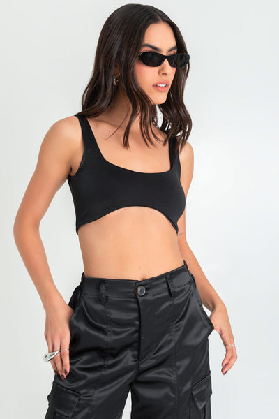 Crop top de fit ajustado, tirantes, escote cuadrado y bajo frontal curveado.