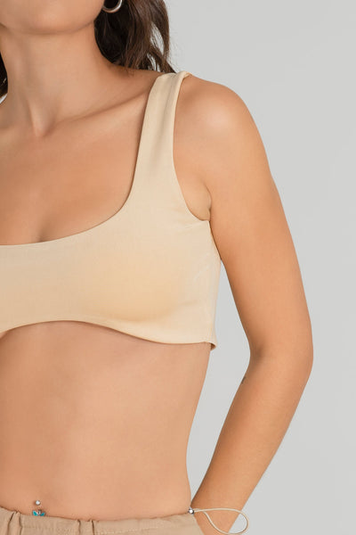 Crop top de fit ajustado, tirantes, escote cuadrado y bajo frontal curveado.