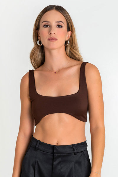 Crop top de fit ajustado, tirantes, escote cuadrado y bajo frontal curveado.