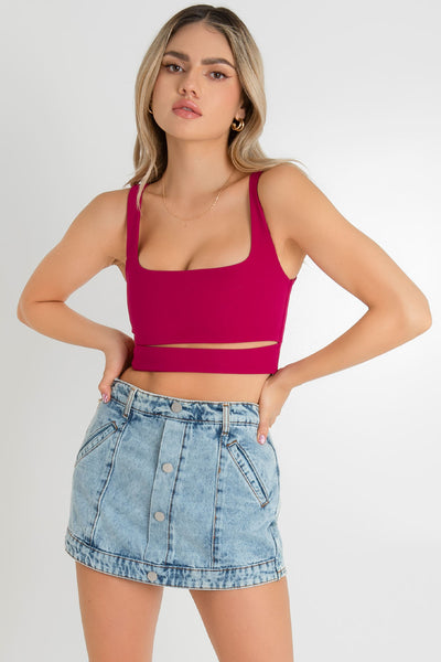 Crop top de fit ajustado, escote cuadrado, tirantes y cut out frontal en cintura. Cierre posterior con cremallera visible en contraste.