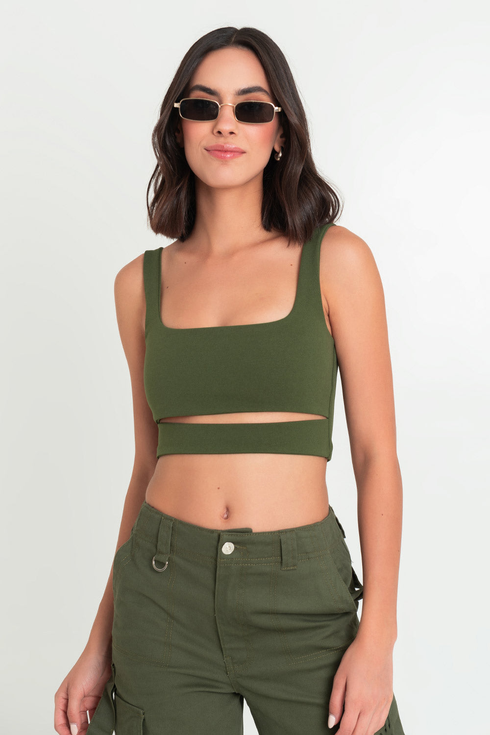 Crop top de fit ajustado, escote cuadrado, tirantes y cut out frontal en cintura. Cierre posterior con cremallera visible en contraste.