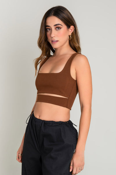 Crop top de fit ajustado, escote cuadrado, tirantes y cut out frontal en cintura. Cierre posterior con cremallera visible en contraste.