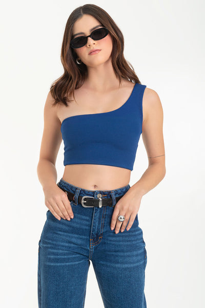 Crop top asimétrico de un hombro, fit ajustado y cierre de cremallera visible posterior.