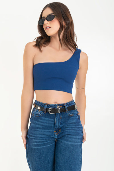 Crop top asimétrico de un hombro, fit ajustado y cierre de cremallera visible posterior.