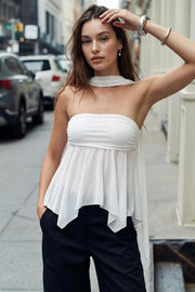 Crop top strapless de mesh, fit ajustado, escote recto con detalles plisados laterales, bajo asimétrico con olanes y rib rizado en borde. Detalle de choker.