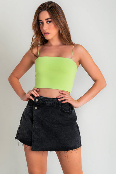 Crop top bandeau de fit ajustado, escote recto y tirantes delgados elásticos. Cierre posterior con cremallera visible.