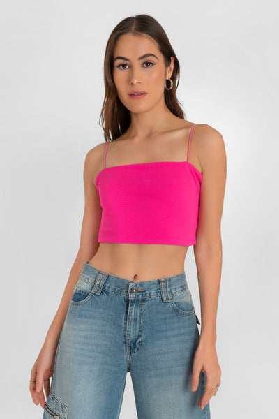 Crop top bandeau de fit ajustado, escote recto y tirantes delgados elásticos. Cierre posterior con cremallera visible.