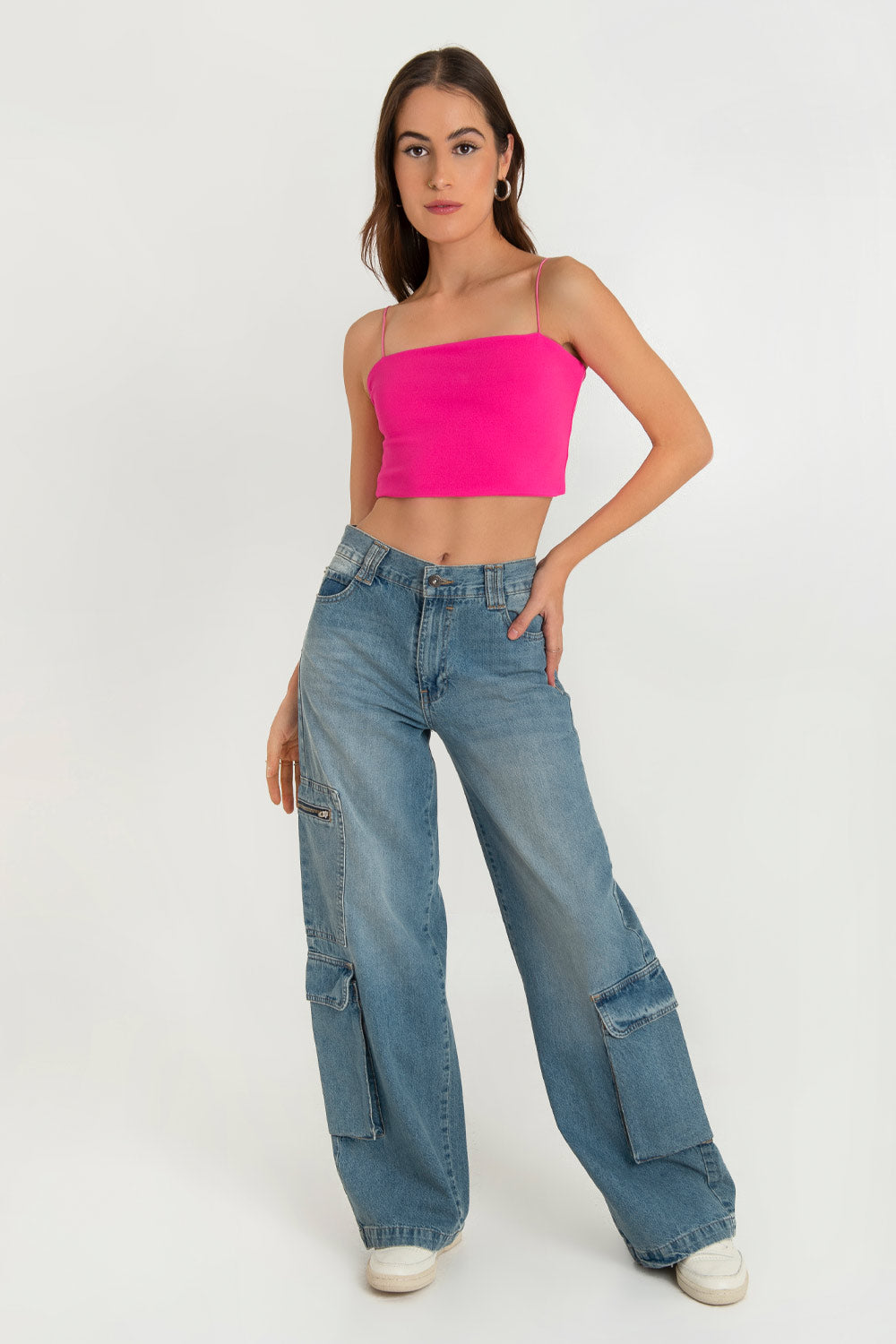 Crop top bandeau de fit ajustado, escote recto y tirantes delgados elásticos. Cierre posterior con cremallera visible.