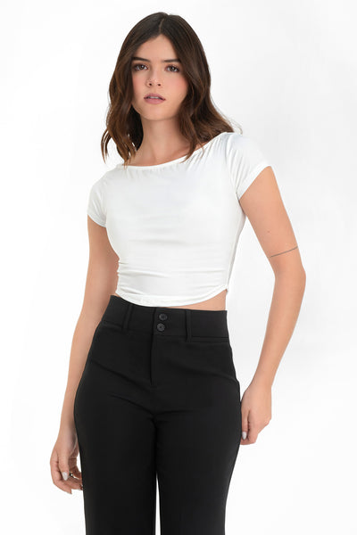 Crop top básico de fit ajustado, manga corta, cuello barco y bajo curveado.