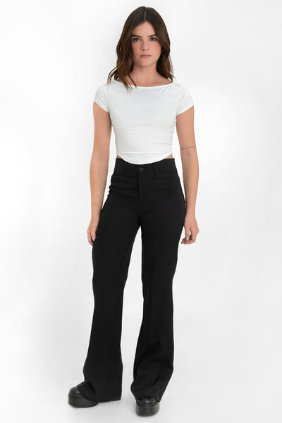 Crop top básico de fit ajustado, manga corta, cuello barco y bajo curveado.
