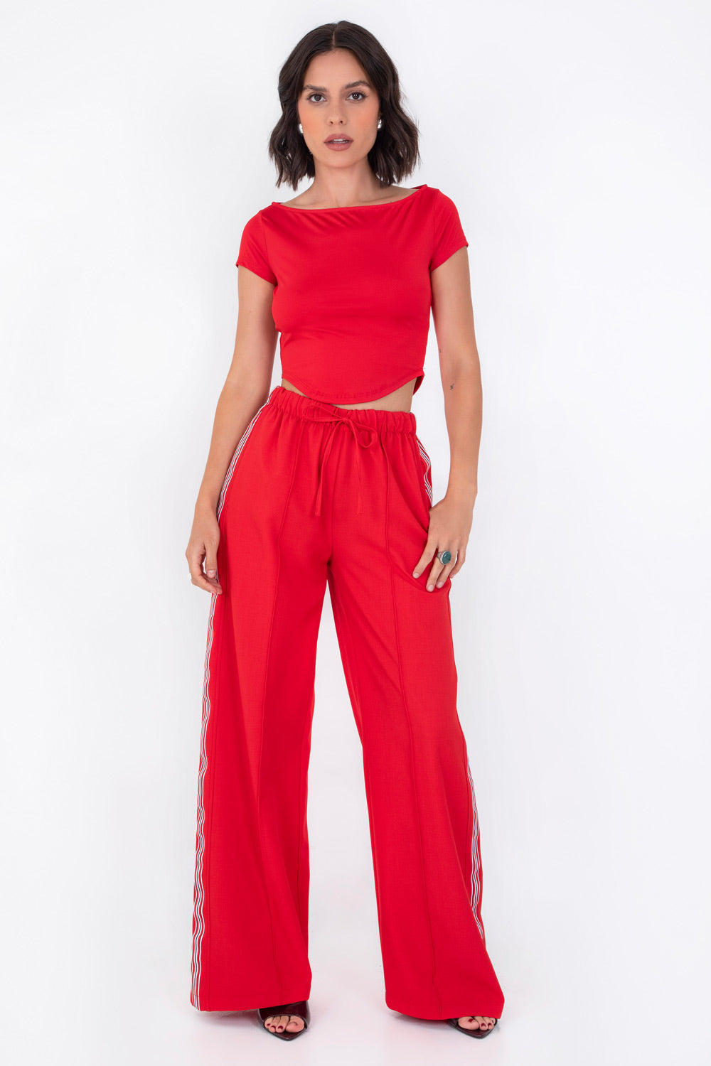 Crop top básico de fit ajustado, manga corta, cuello barco y bajo curveado.
