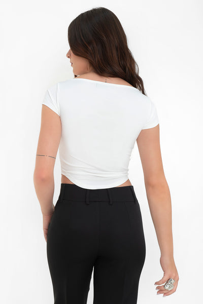 Crop top básico de fit ajustado, manga corta, cuello barco y bajo curveado.
