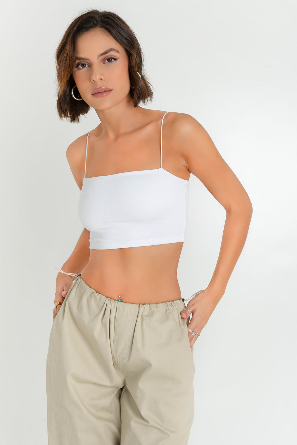 Crop top básico de tirantes delgados elásticos, escote recto y fit ajustado.