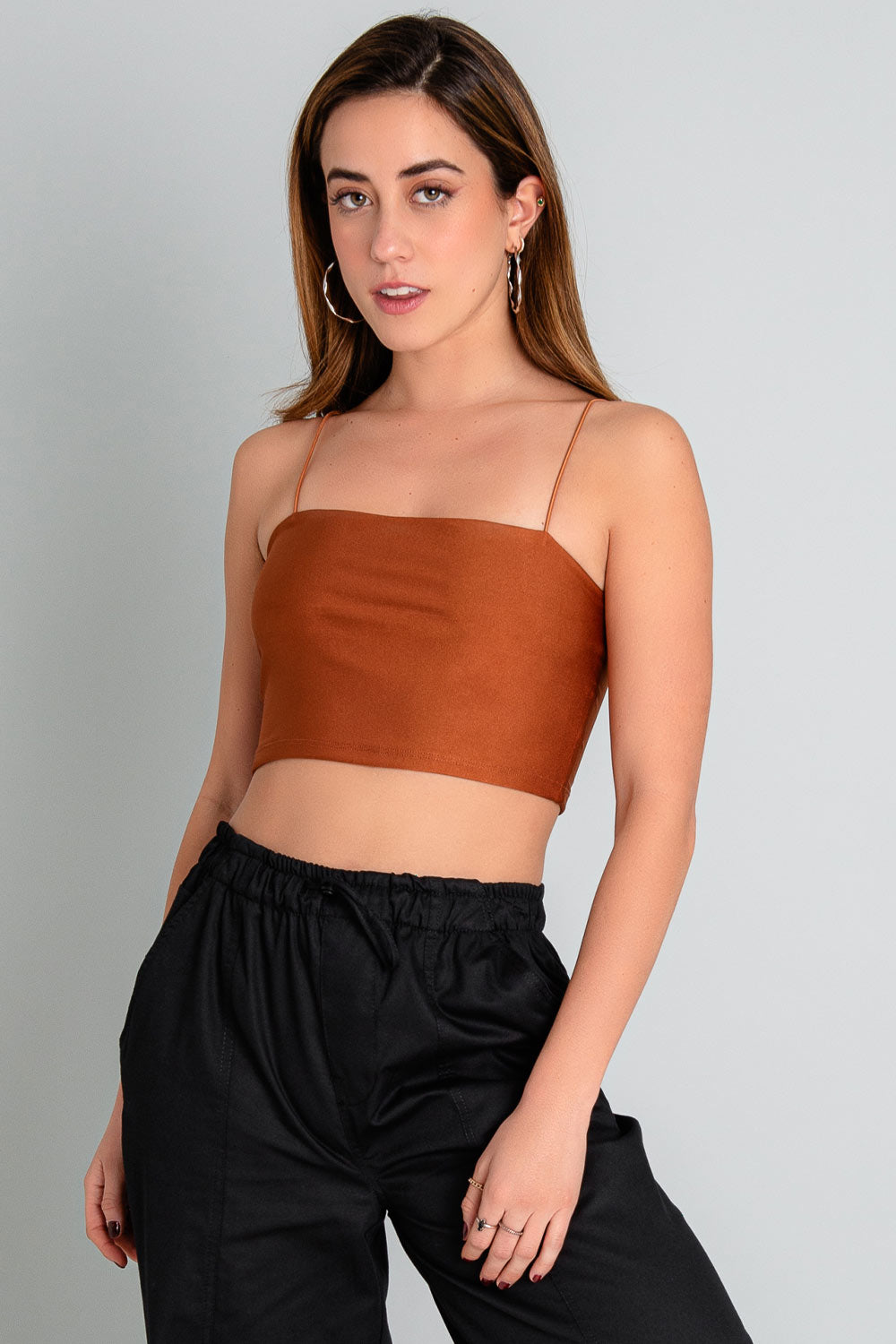 Crop top básico de tirantes delgados elásticos, escote recto y fit ajustado.