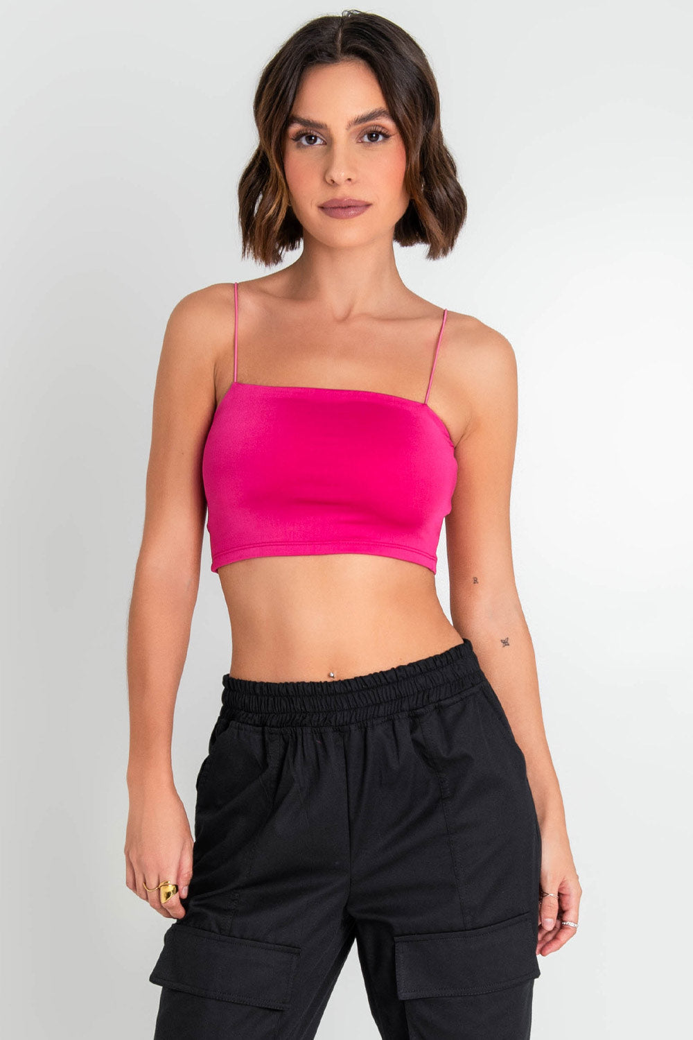 Crop top básico de tirantes delgados elásticos, escote recto y fit ajustado.