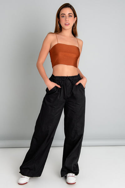 Crop top básico de tirantes delgados elásticos, escote recto y fit ajustado.