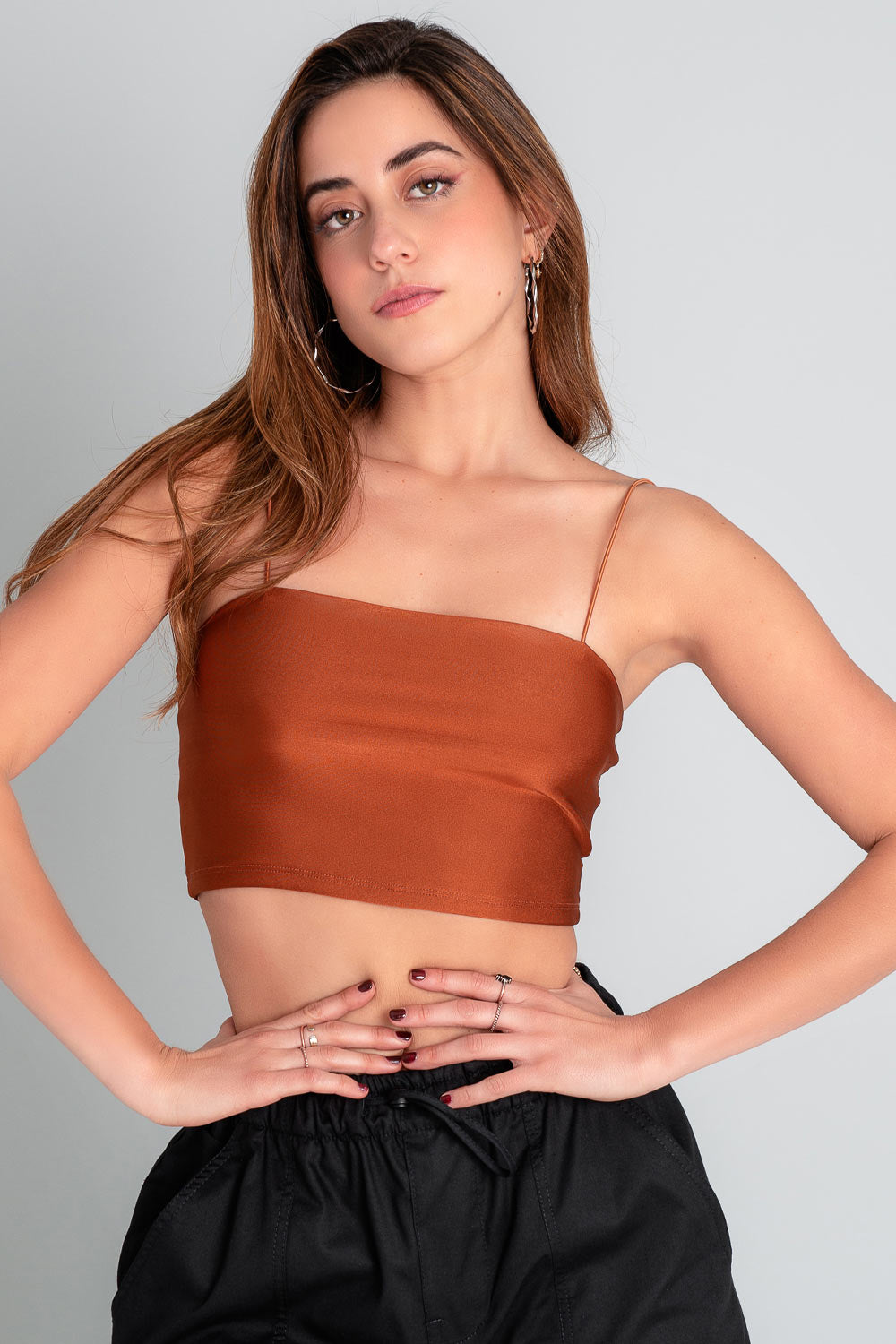 Crop top básico de tirantes delgados elásticos, escote recto y fit ajustado.