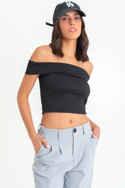 Crop top canalé de fit ajustado, hombros descubiertos, escote recto con doblez y manga corta seguida.