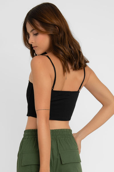 Crop top canalé de fit ajustado, escote recto y tirantes delgados ajustables.