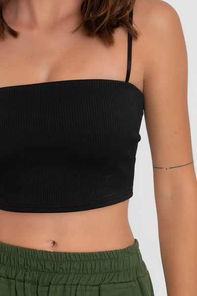 Crop top canalé de fit ajustado, escote recto y tirantes delgados ajustables.