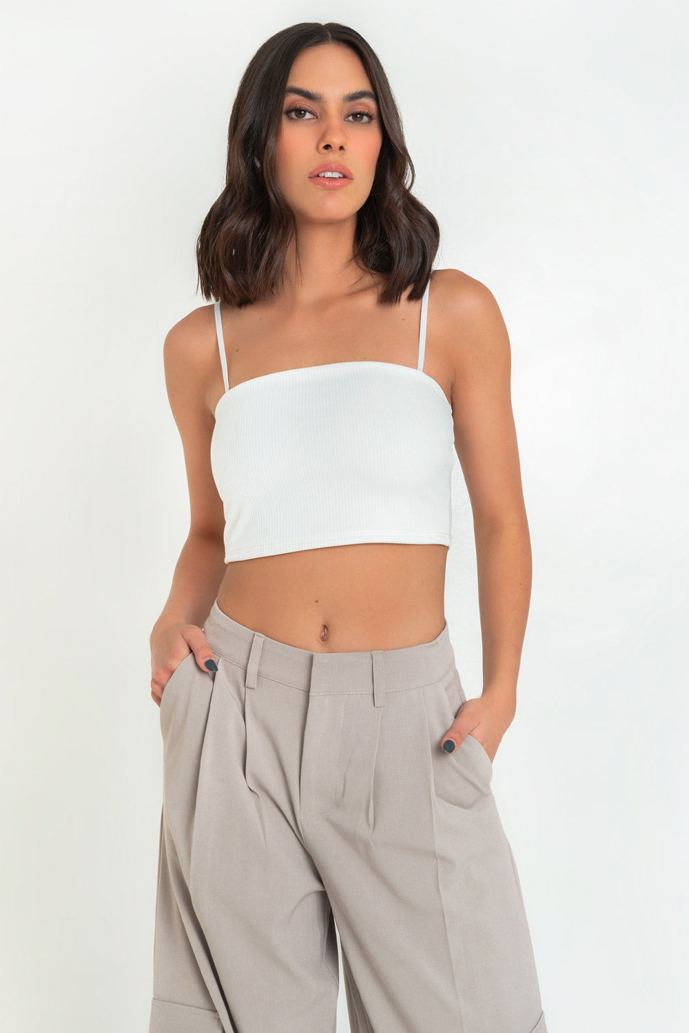 Crop top canalé de fit ajustado, escote recto y tirantes delgados ajustables.