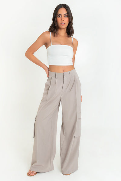 Crop top canalé de fit ajustado, escote recto y tirantes delgados ajustables.