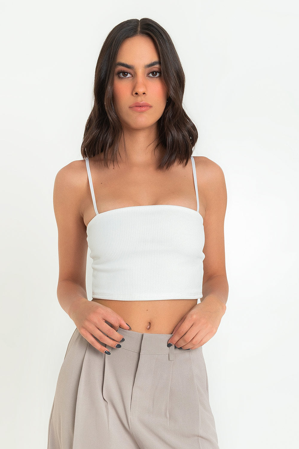 Crop top canalé de fit ajustado, escote recto y tirantes delgados ajustables.