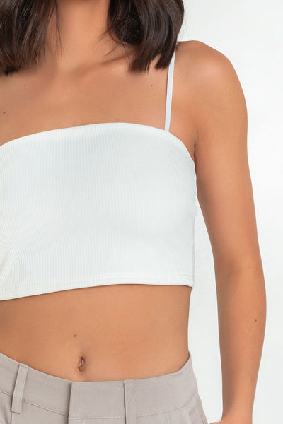 Crop top canalé de fit ajustado, escote recto y tirantes delgados ajustables.