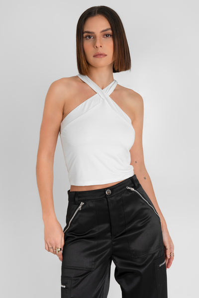 Crop top de fit ajustado y cuello halter cruzado con tirantes.