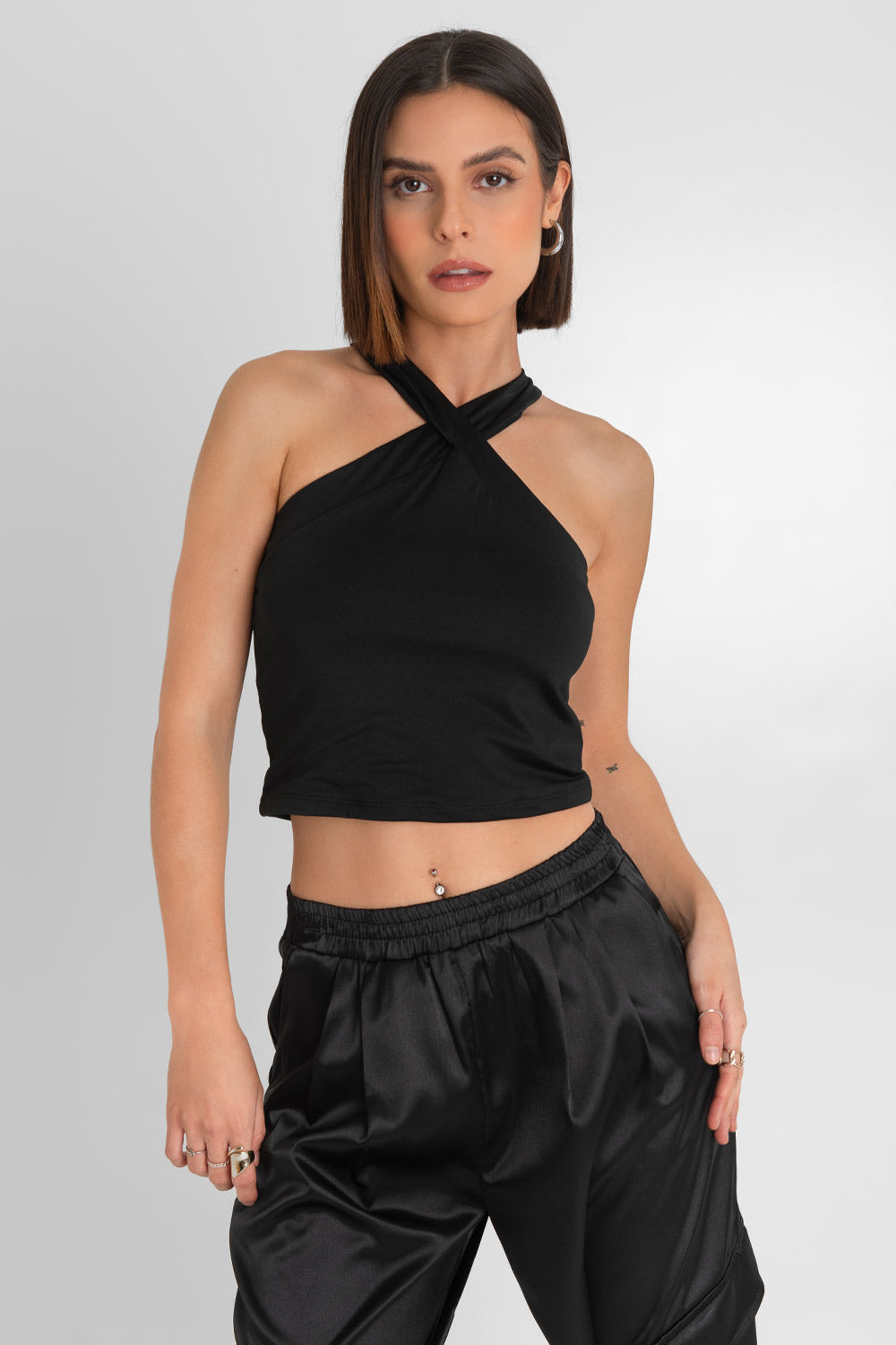 Crop top de fit ajustado y cuello halter cruzado con tirantes.