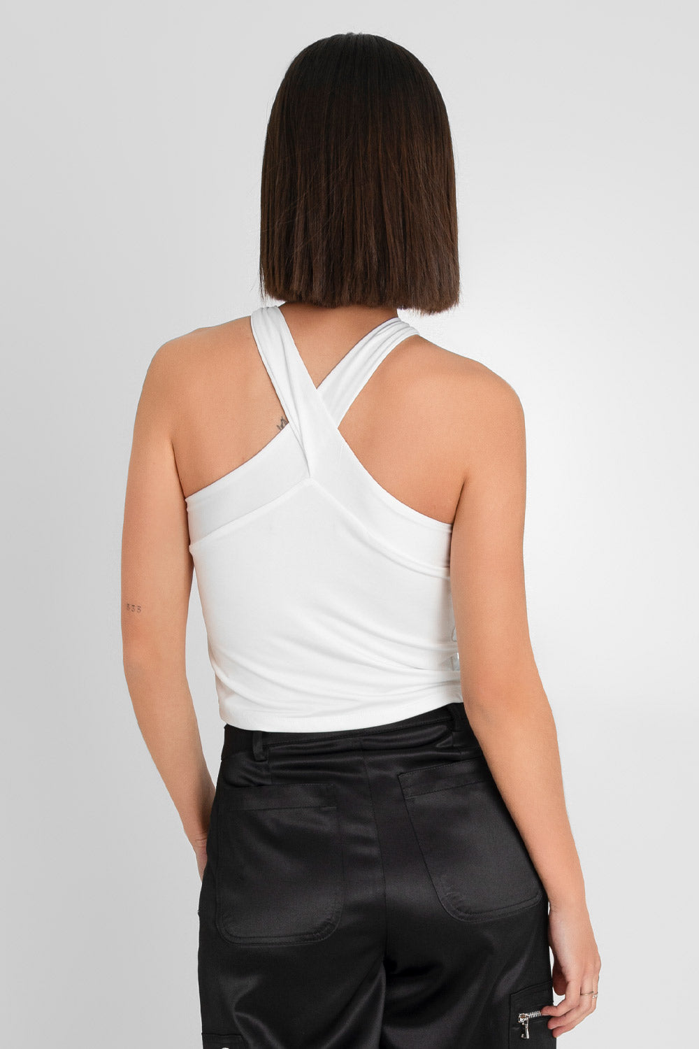 Crop top de fit ajustado y cuello halter cruzado con tirantes.