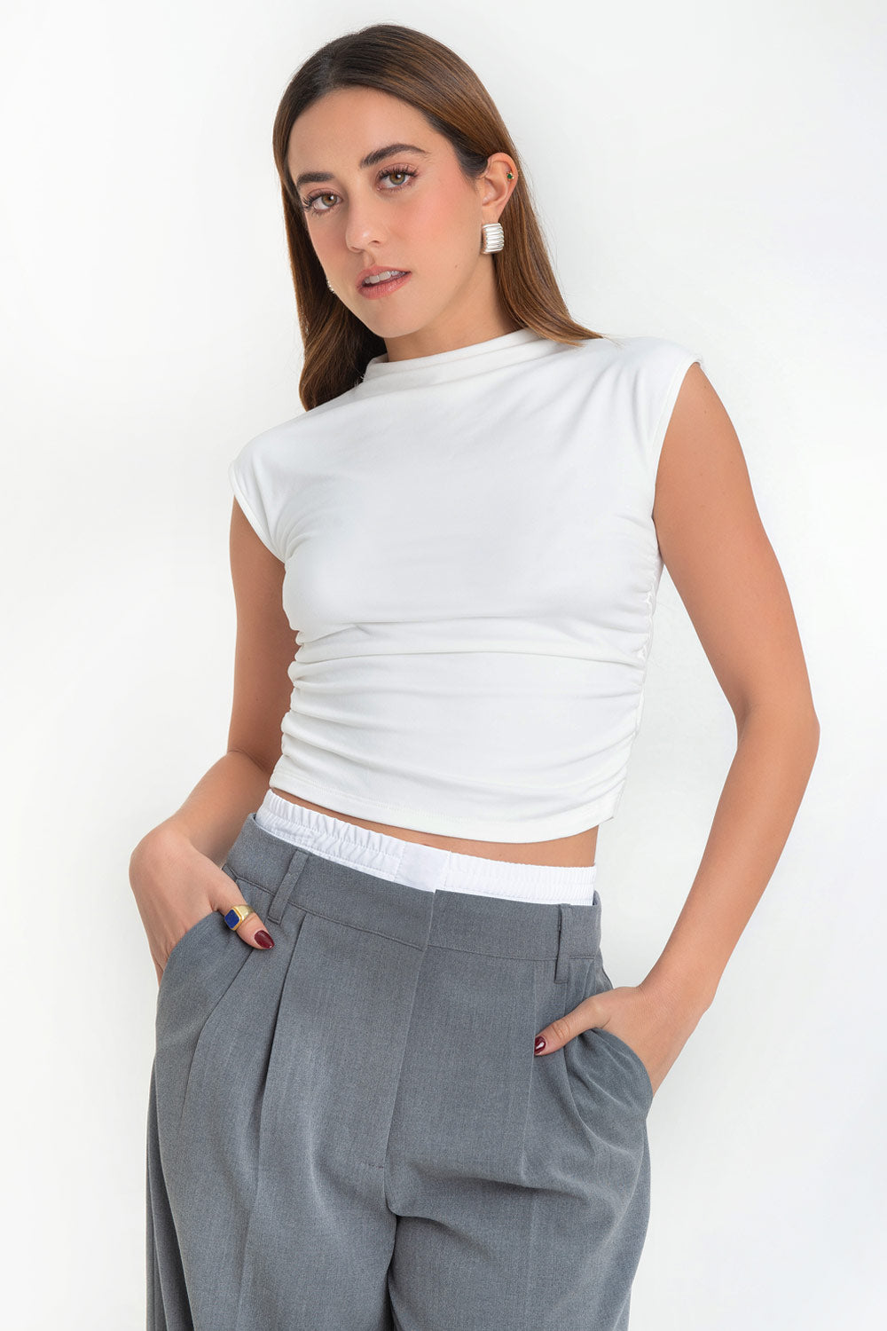 Crop top de fit ajustado, cuello mock seguido, manga corta seguida, fit ajustado y detalles plisados en costados.