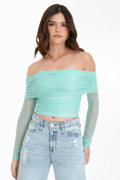 Crop top de mesh, fit ajustado, hombros descubiertos, manga larga, escote recto con doblez y plisados decorativos. Detalle de mangas en contraste.