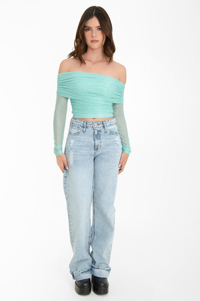 Crop top de mesh, fit ajustado, hombros descubiertos, manga larga, escote recto con doblez y plisados decorativos. Detalle de mangas en contraste.