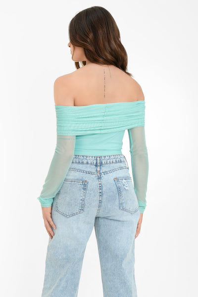 Crop top de mesh, fit ajustado, hombros descubiertos, manga larga, escote recto con doblez y plisados decorativos. Detalle de mangas en contraste.