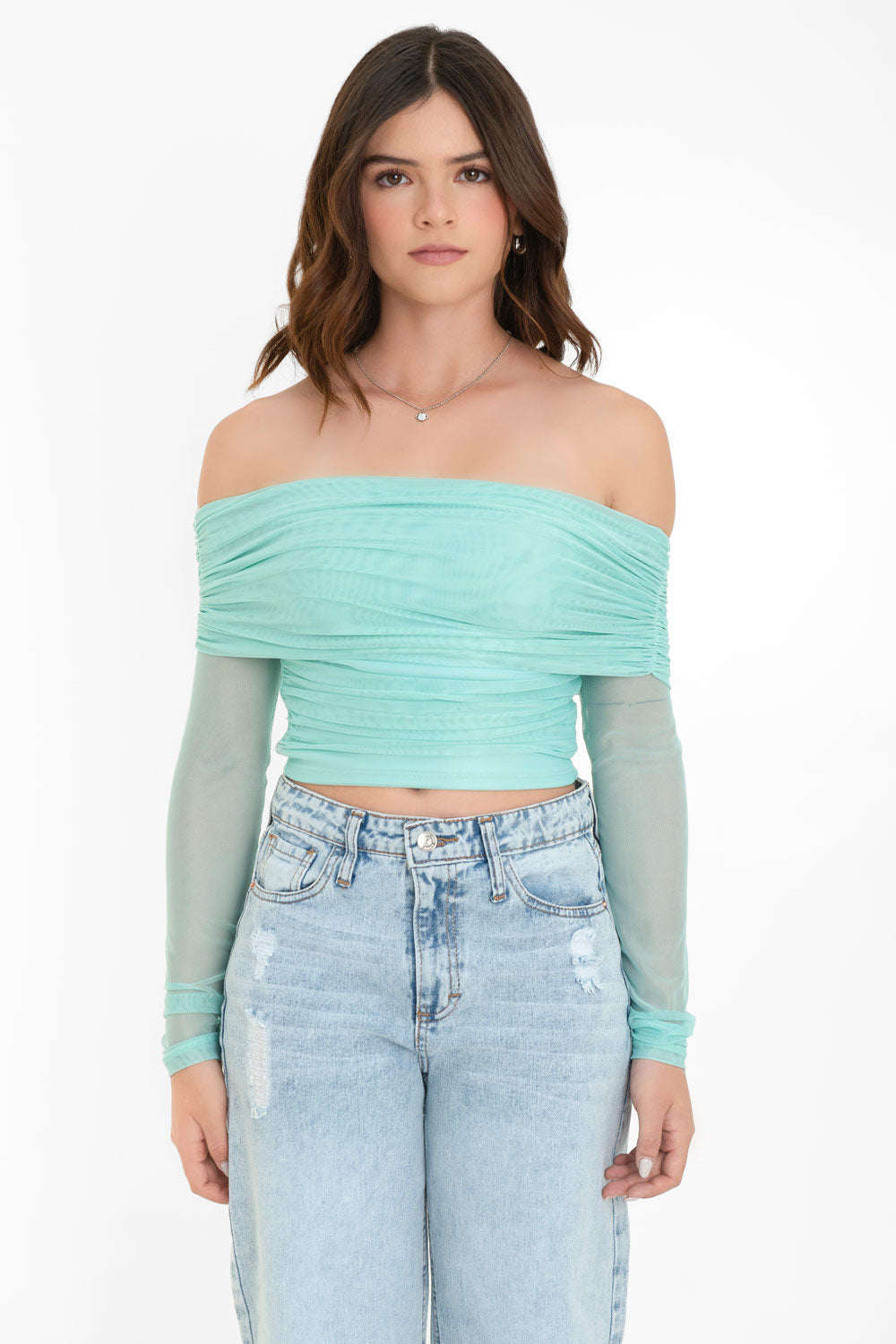 Crop top de mesh, fit ajustado, hombros descubiertos, manga larga, escote recto con doblez y plisados decorativos. Detalle de mangas en contraste.
