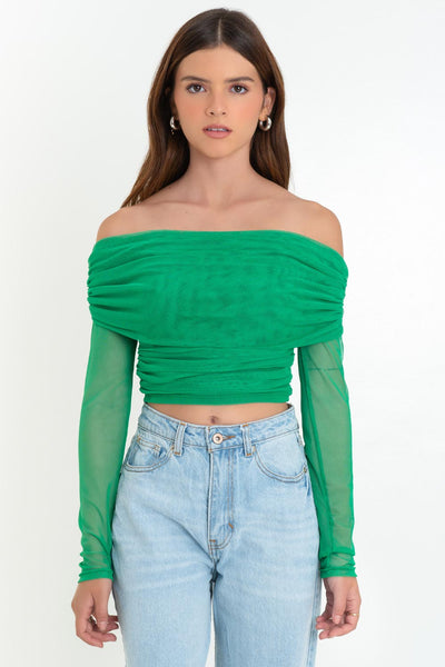 Crop top de mesh, fit ajustado, manga larga, hombros descubiertos, escote recto con doblez en borde y plisados decorativos en costados.