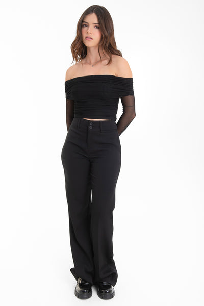 Crop top de mesh, fit ajustado, hombros descubiertos, manga larga, escote recto con doblez y plisados decorativos. Detalle de mangas en contraste.