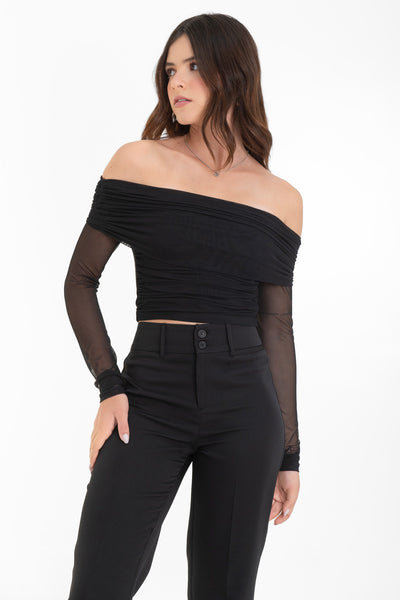 Crop top de mesh, fit ajustado, hombros descubiertos, manga larga, escote recto con doblez y plisados decorativos. Detalle de mangas en contraste.