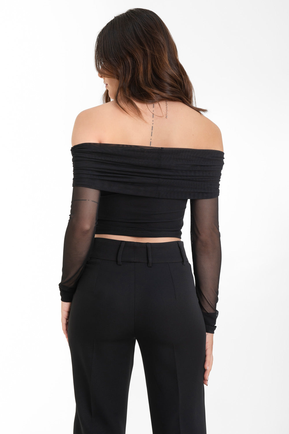Crop top de mesh, fit ajustado, hombros descubiertos, manga larga, escote recto con doblez y plisados decorativos. Detalle de mangas en contraste.