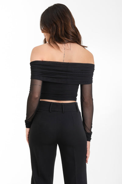 Crop top de mesh, fit ajustado, hombros descubiertos, manga larga, escote recto con doblez y plisados decorativos. Detalle de mangas en contraste.